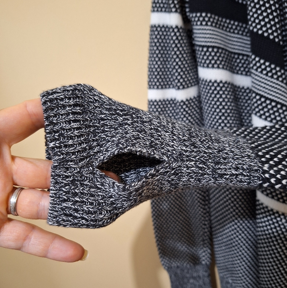 Ivivva Sweater - Picture 2 of 8